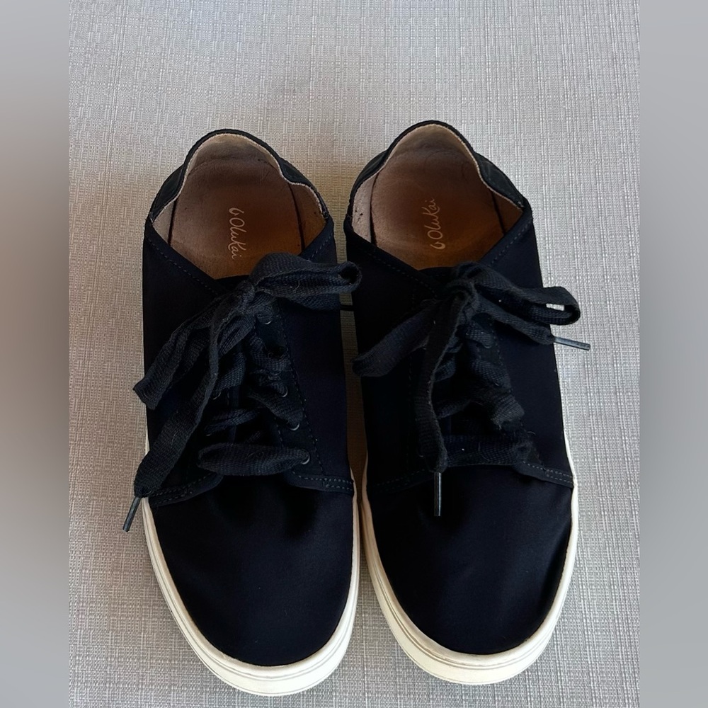 OluKai Black Pehuea Li Lani Satin Sneakers, size 11